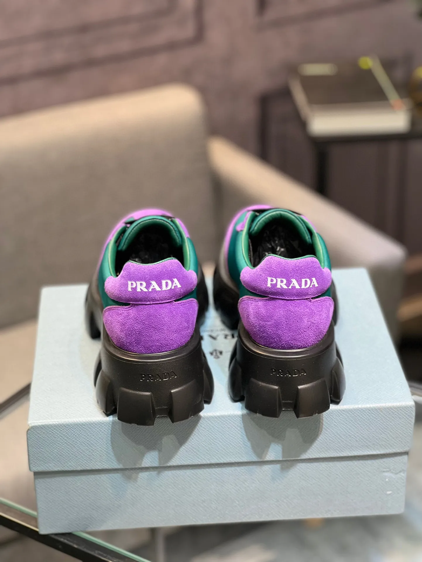Men's shoes 💰540 Prada Latest 2025ss spring and summer catwalk series Thick-soled platform platform Casual sports shoes Couple style ☑️ Bold contrasting bright colors and fashionable combination Casual sports style design with exquisite details Classic personalized gear thick sole Increased comfort and unique modern trend style 🚩 Fabric: Cowhide ➕ Cloth Lining: Sheepskin Outsole: Original molded ultra-light foam material Sole thickness: 4.5CM Size: 35-45 (Female 40, Male 45, customized, non-returnable)